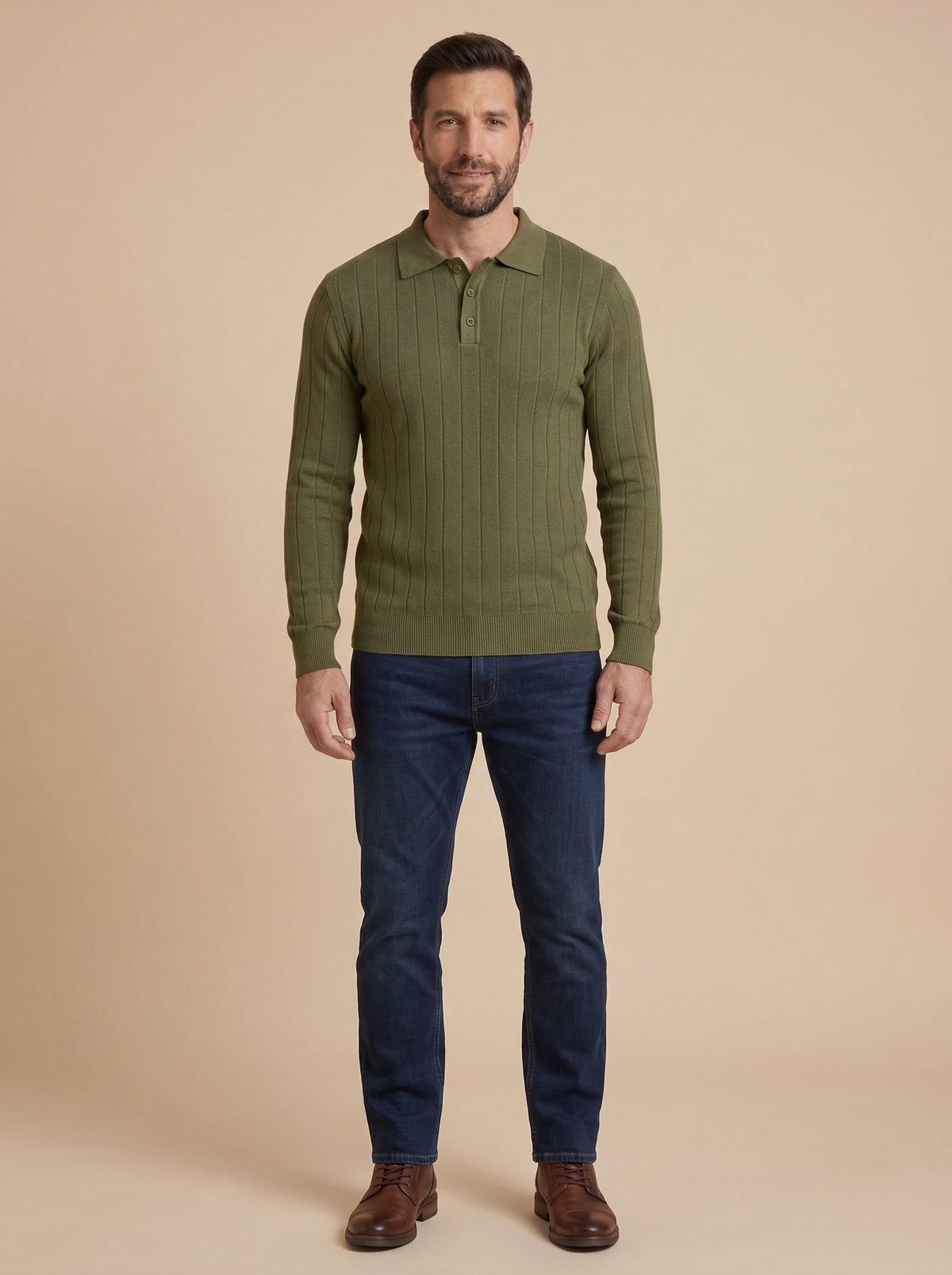 Hombre con polo de punto acanalado verde militar, cuerpo entero