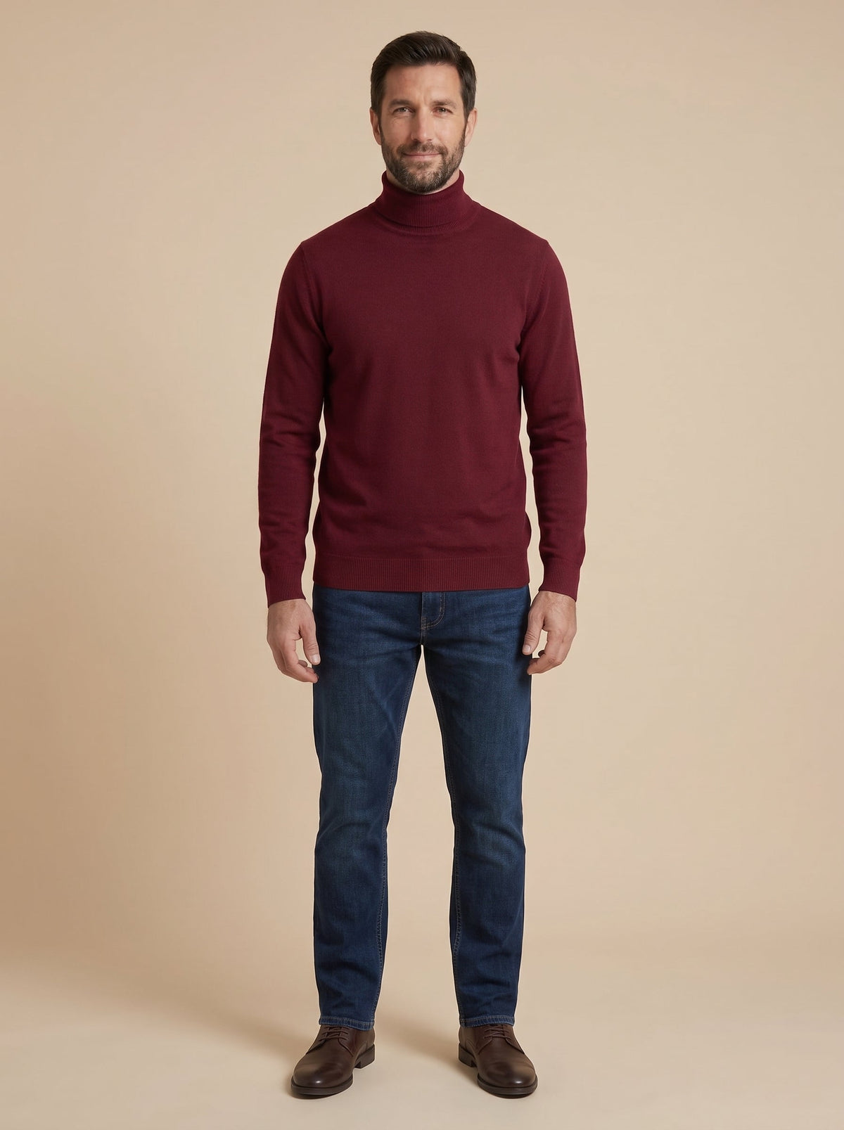 Hombre con jersey fino de cuello alto granate, cuerpo entero