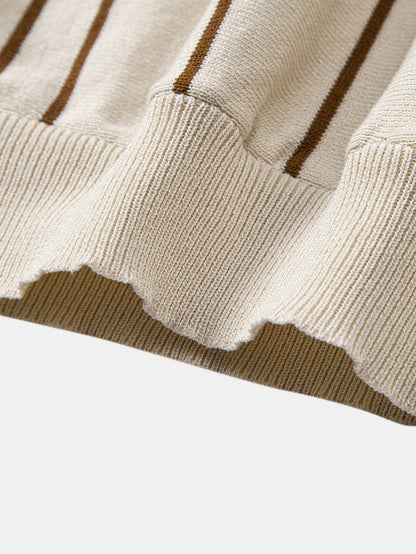 Polo de punto a rayas y pantalón cónico