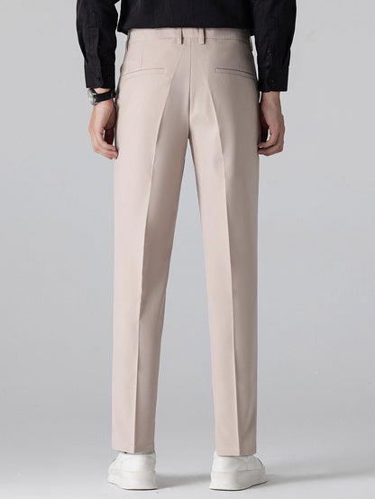 Polo de punto a rayas y pantalón cónico