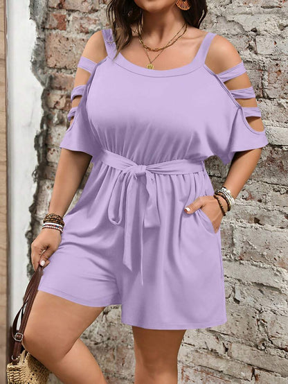 Mono corto para mujer con hombros descubiertos y cinturón ajustable