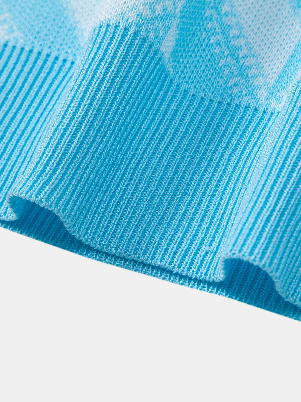 Polo de punto geométrico con cuello en V