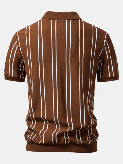Polo de punto a rayas y pantalón cónico