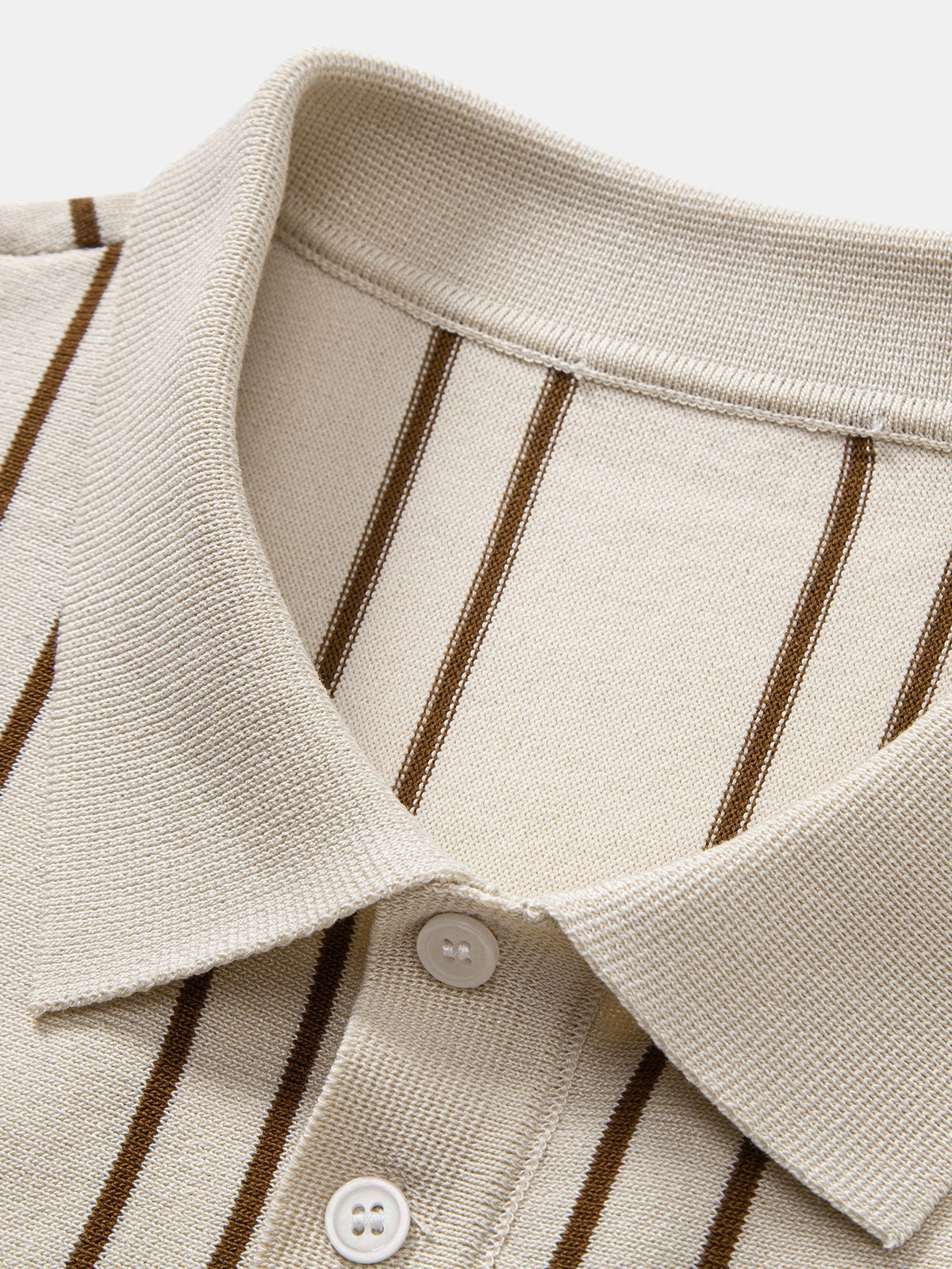Polo de punto a rayas y pantalón cónico