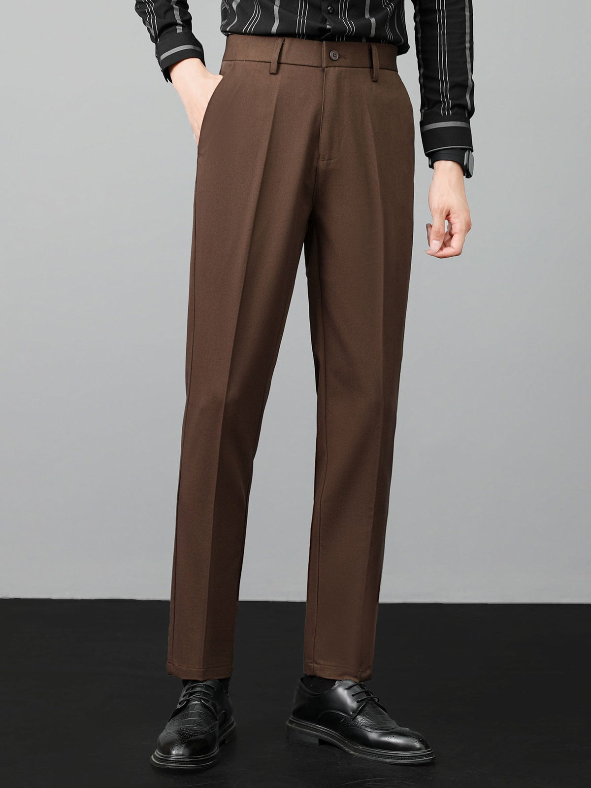 Polo de punto a rayas y pantalón cónico