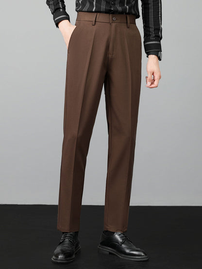 Polo de punto a rayas y pantalón cónico