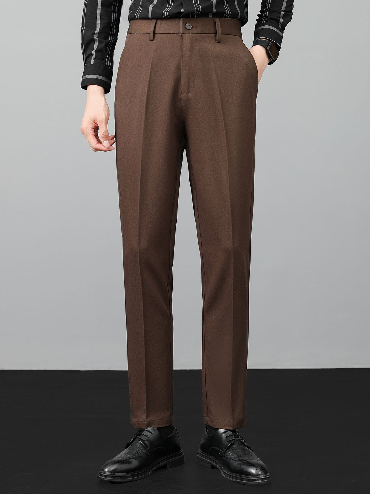 Polo de punto a rayas y pantalón cónico