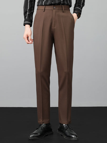 Polo de punto a rayas y pantalón cónico