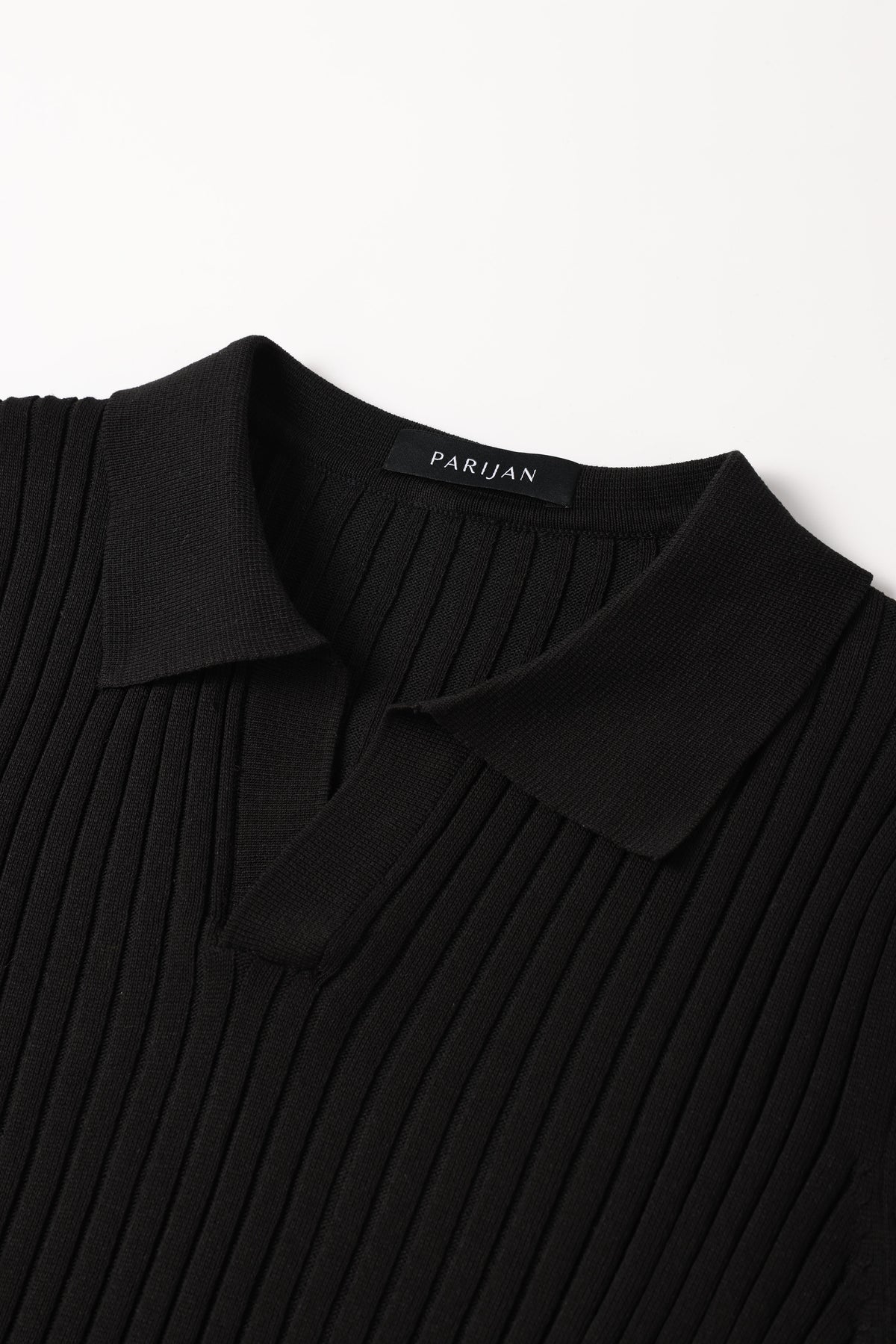 Polo casual cuello pico – Negro