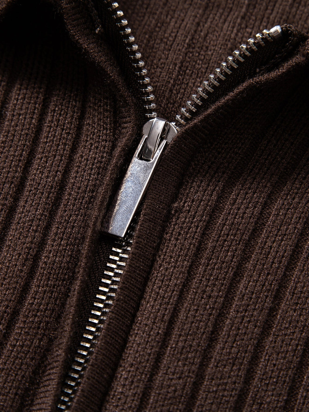 Polo de punto a rayas con cuello de canalé