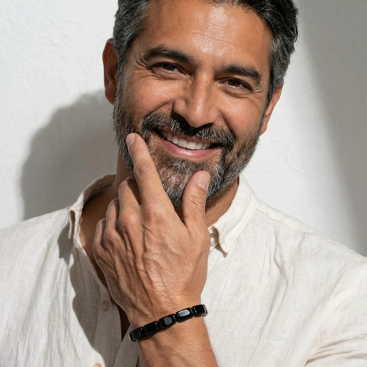 Hombre llevando la pulsera Hora Paris en la muñeca