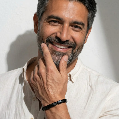 Hombre llevando la pulsera Hora Paris en la muñeca