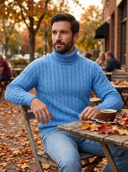 Adriano jersey de ochos grueso de cuello alto azul, en una terraza en otoño