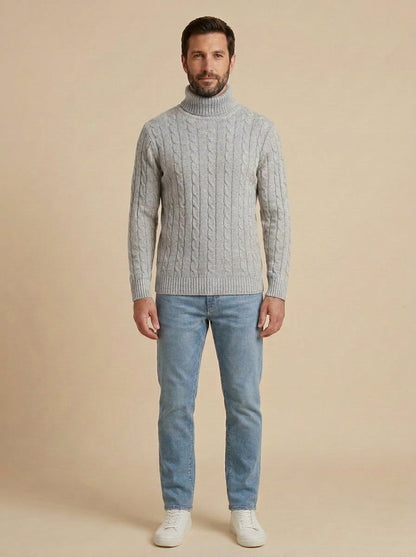 Adriano jersey de ochos grueso de cuello alto gris claro, de frente