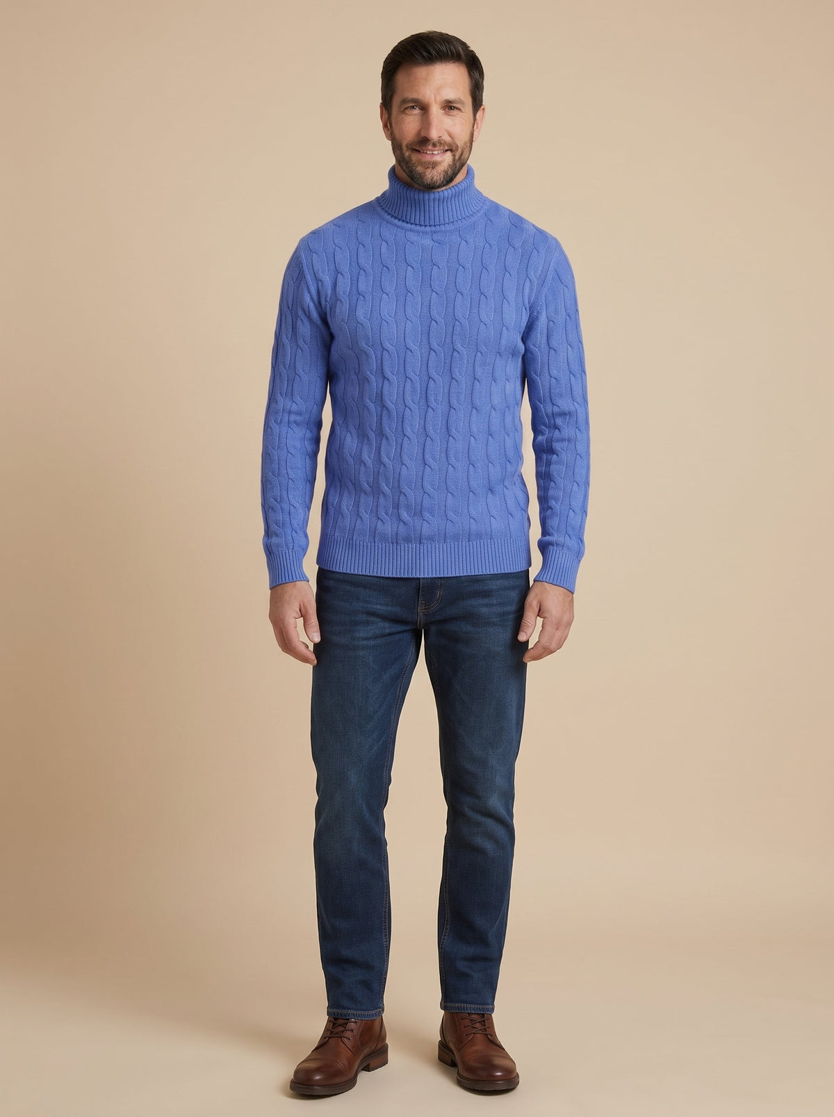 Hombre con jersey de cuello alto con trenzas azul, cuerpo entero