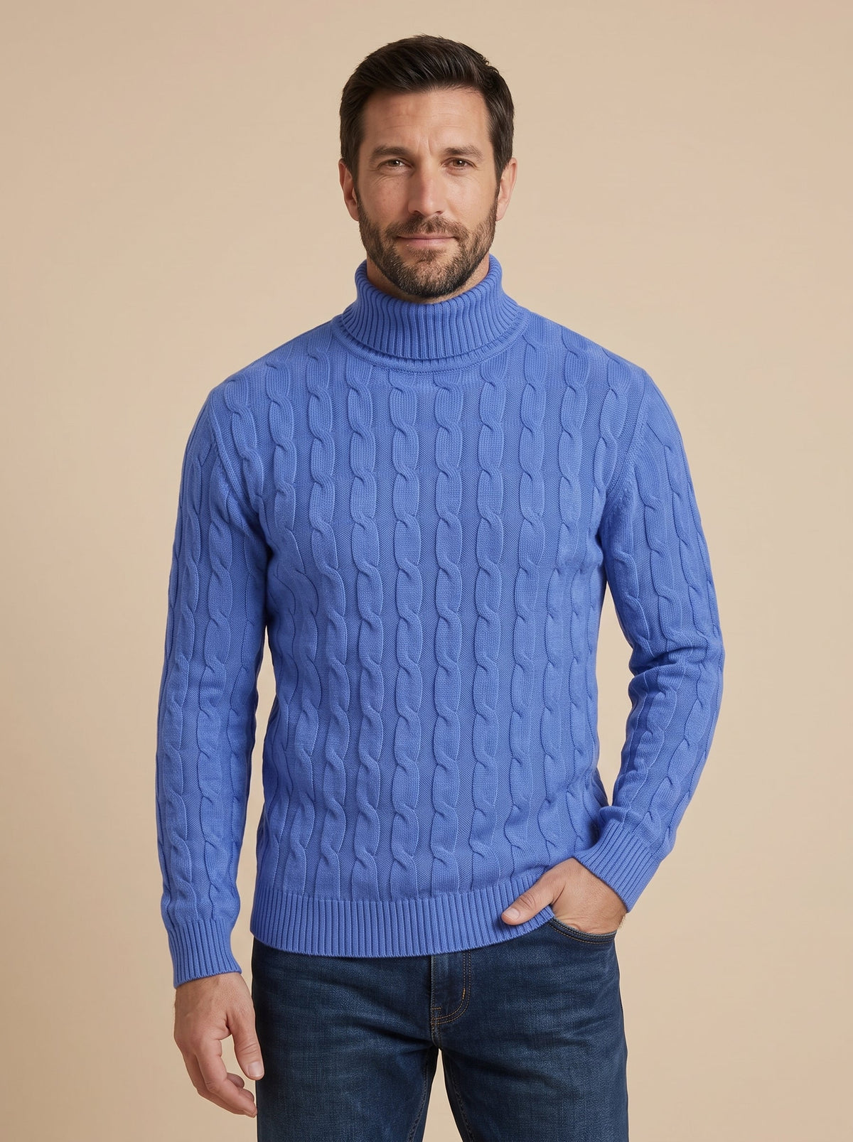 Hombre con jersey de cuello alto con trenzas en azul, foto de estudio de frente