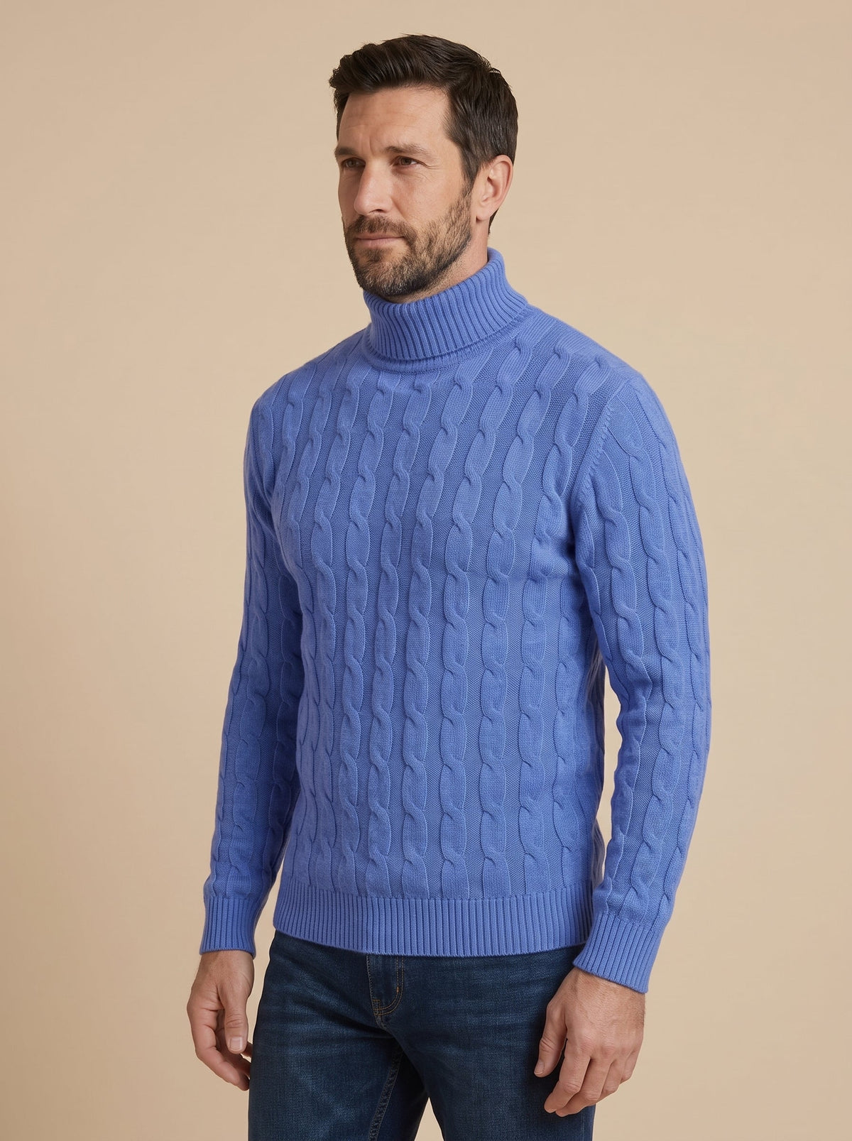 Hombre con jersey de cuello alto con trenzas azul, vista de lado