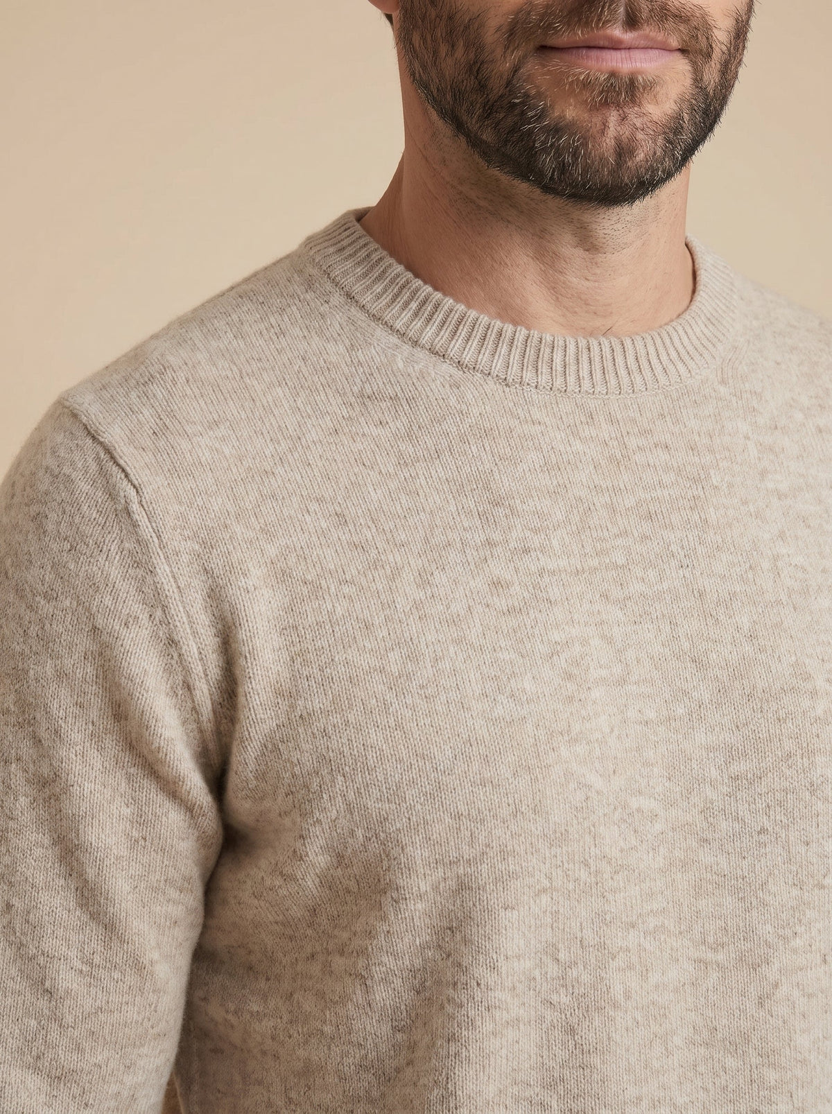Andrea jersey fino de cuello redondo beige, detalle del cuello y el punto