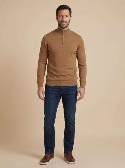 Hombre con jersey fino con media cremallera camel, cuerpo entero