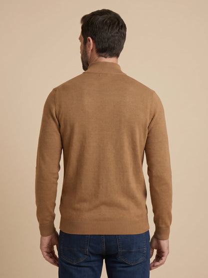 Hombre con jersey fino con media cremallera camel, vista de espaldas