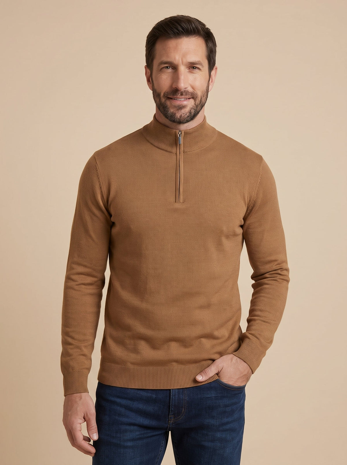 Hombre con jersey fino con media cremallera en camel, foto de estudio de frente