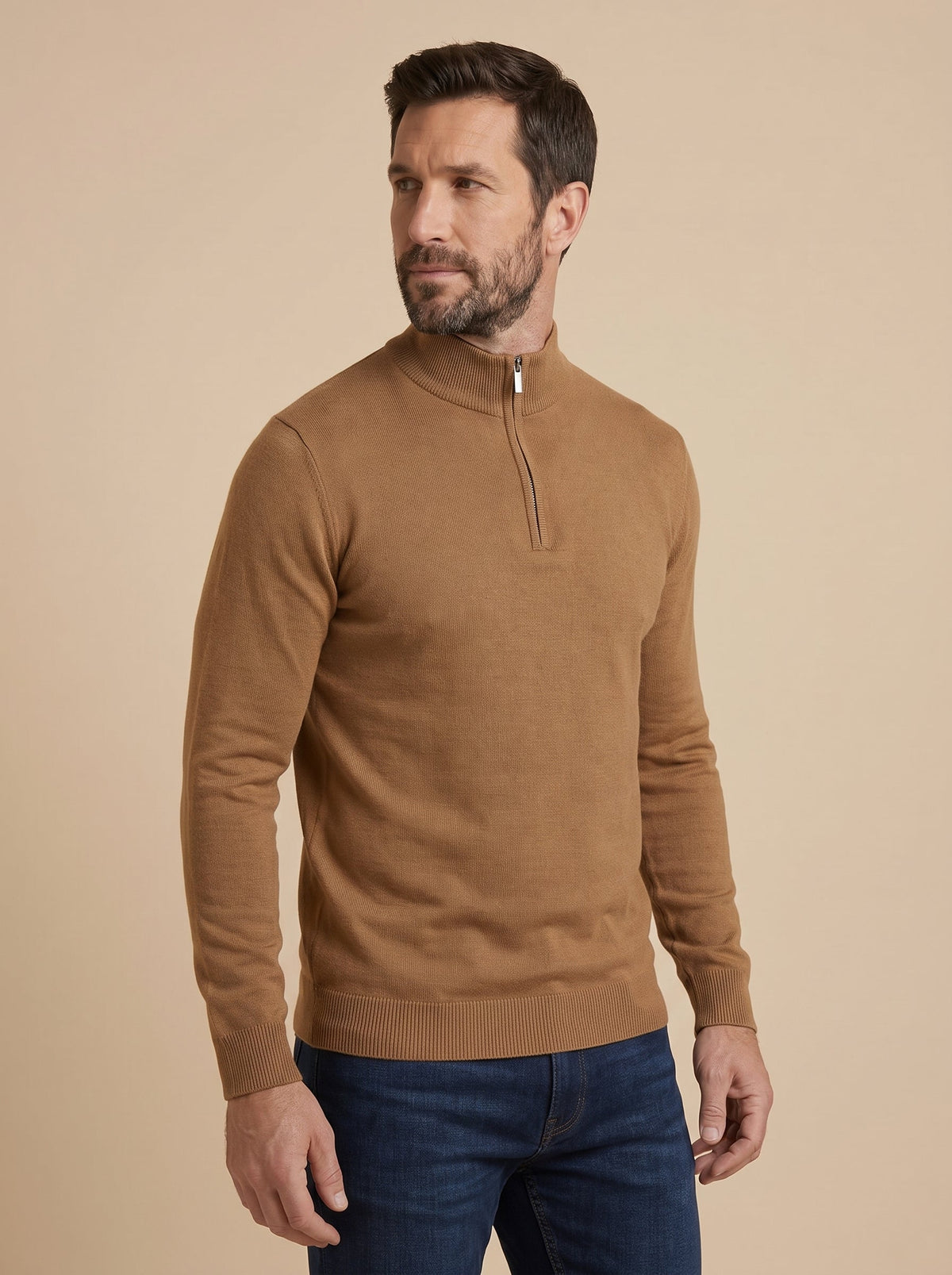Hombre con jersey fino con media cremallera camel, vista de lado