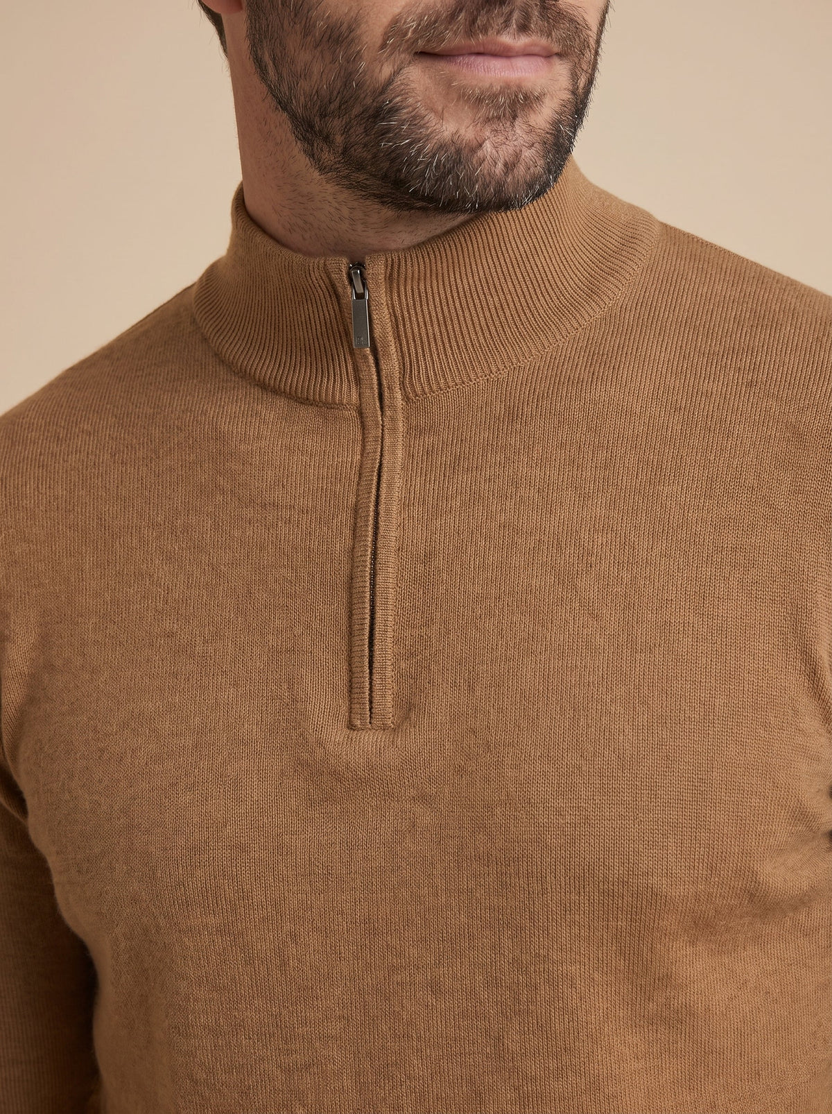 Detalle de la media cremallera y del cuello del jersey camel