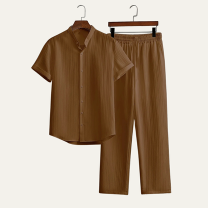 Conjunto camisa cuello alto y pantalón