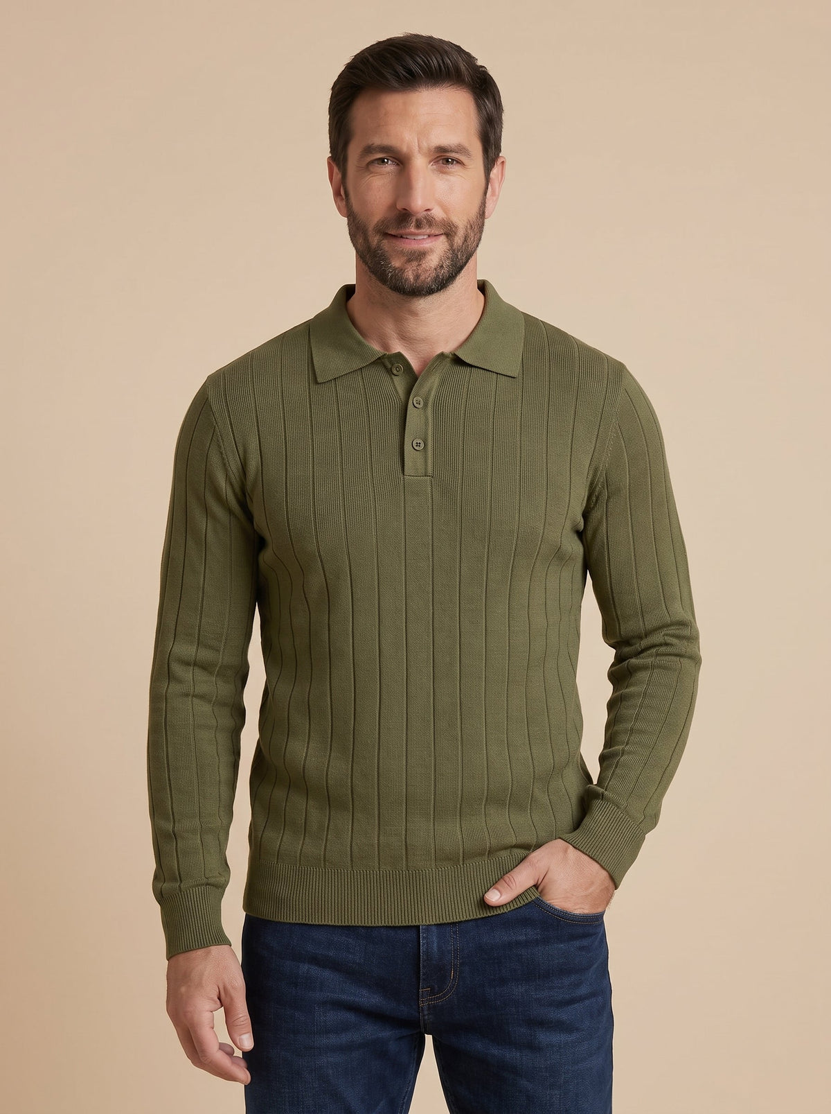 Hombre con polo de punto acanalado en verde militar, foto de estudio de frente
