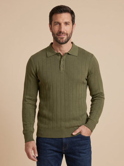 Hombre con polo de punto acanalado en verde militar, foto de estudio de frente