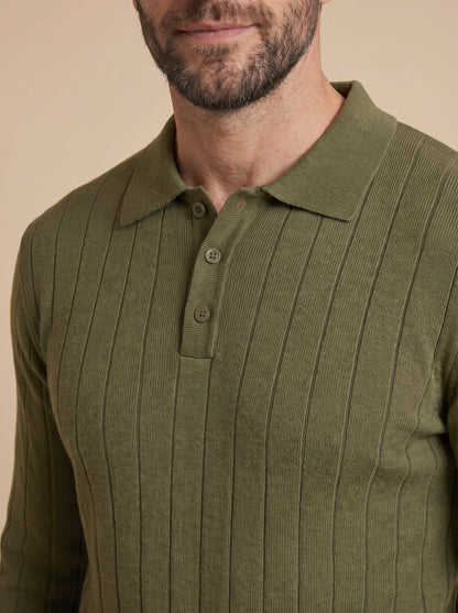 Detalle del cuello de polo y de los botones del polo de punto verde militar
