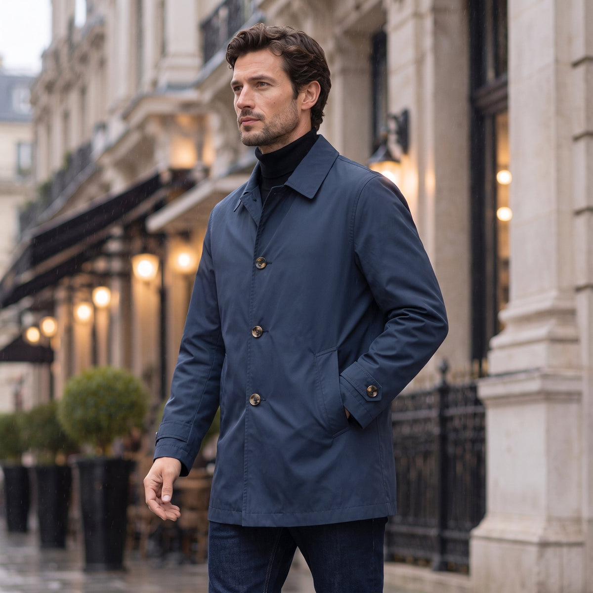 Enzo gabardina corta de hombre azul marino, de lado