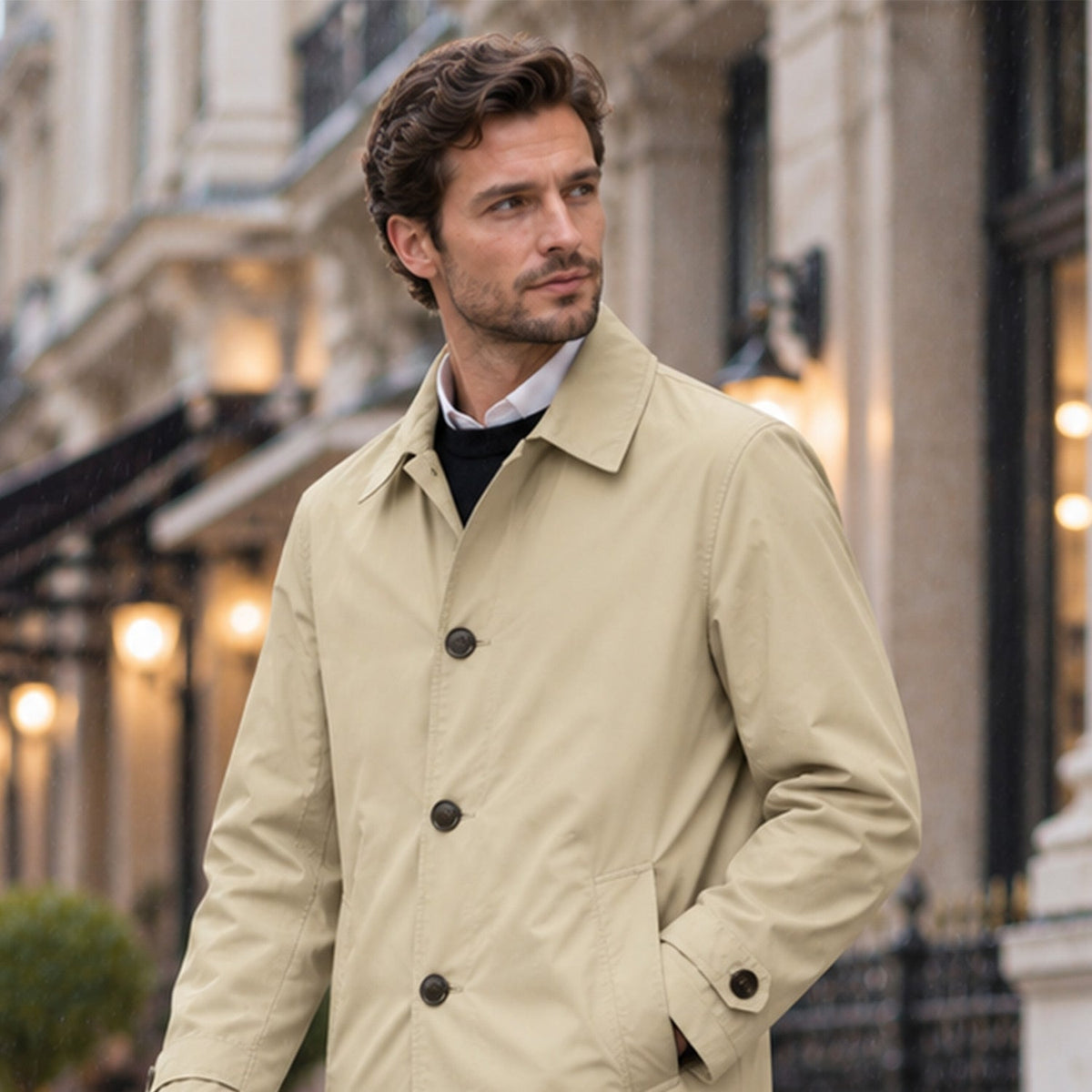 Enzo gabardina corta de hombre caqui, paseando por la ciudad