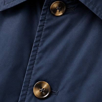 Detalle de los botones de la gabardina Enzo