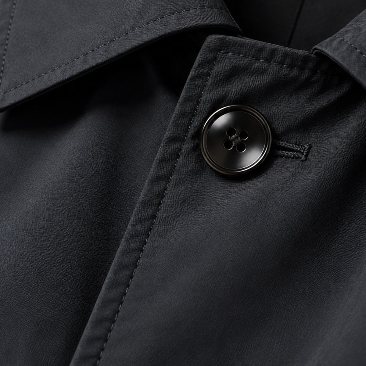 Detalle del cuello y los botones de la gabardina Enzo negra
