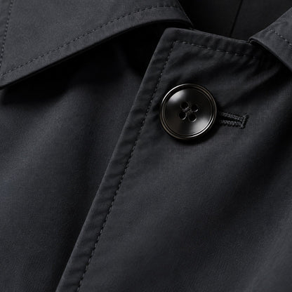 Detalle del cuello y los botones de la gabardina Enzo negra