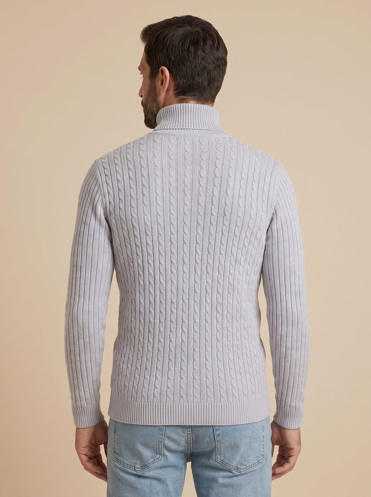 Franco jersey trenzado de cuello alto gris, de espaldas
