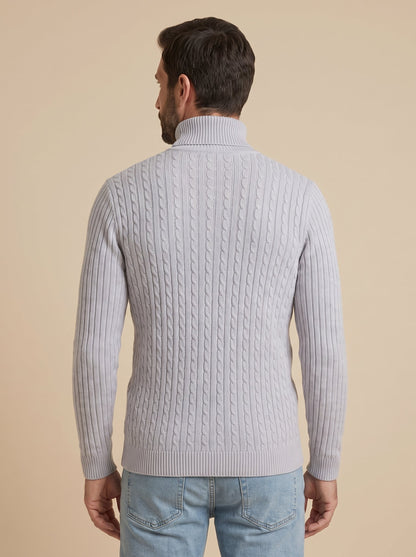 Franco jersey trenzado de cuello alto gris, de espaldas