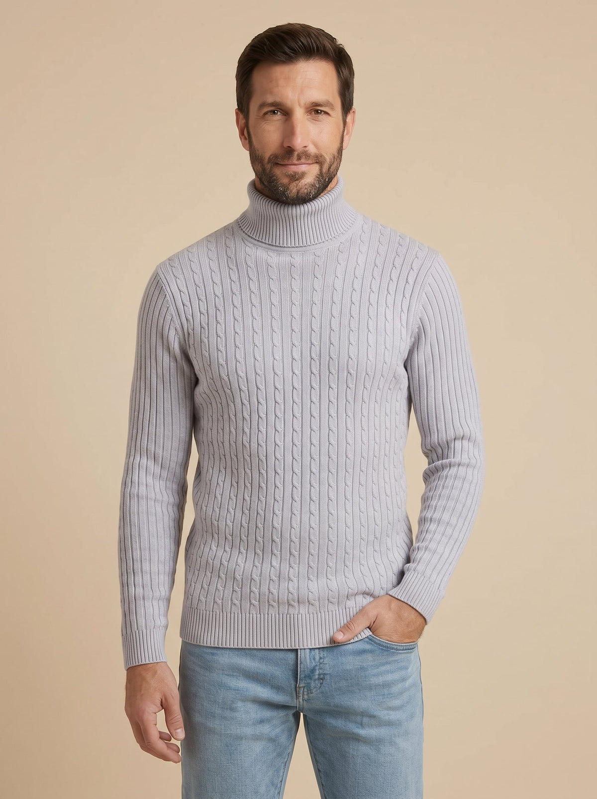 Franco jersey trenzado de cuello alto gris, de frente