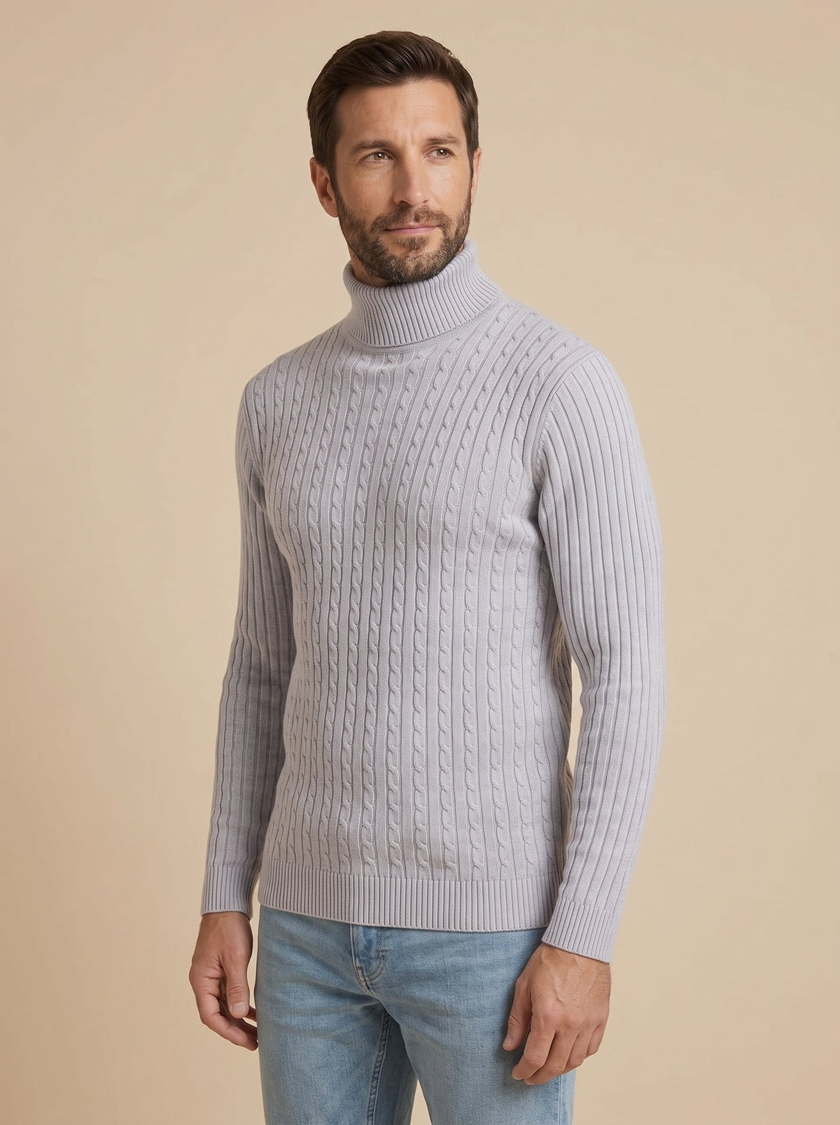 Franco jersey trenzado de cuello alto gris, de lado
