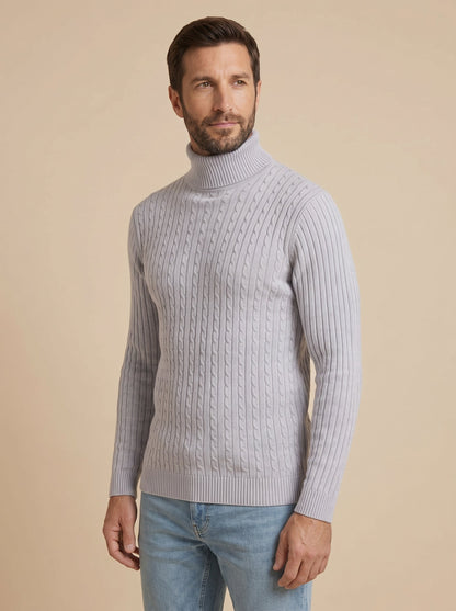 Franco jersey trenzado de cuello alto gris, de lado