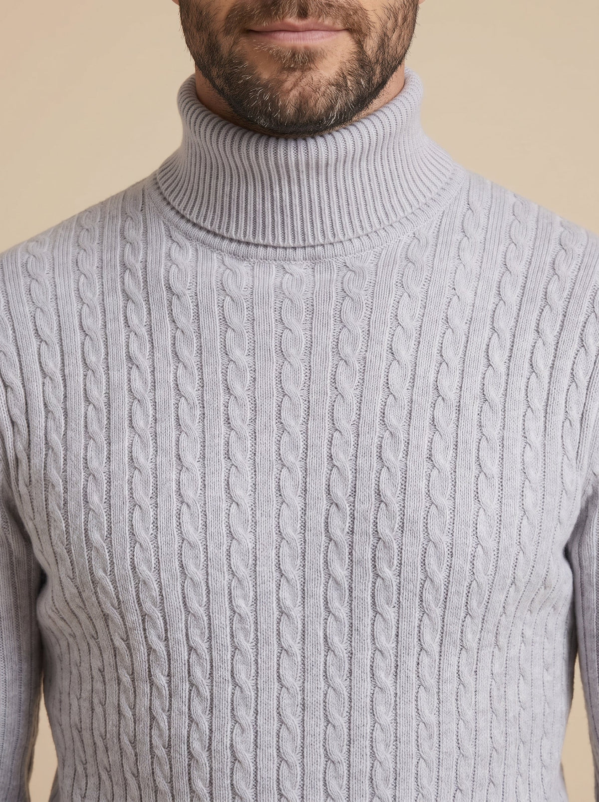 Franco jersey trenzado de cuello alto gris, detalle del cuello y el punto