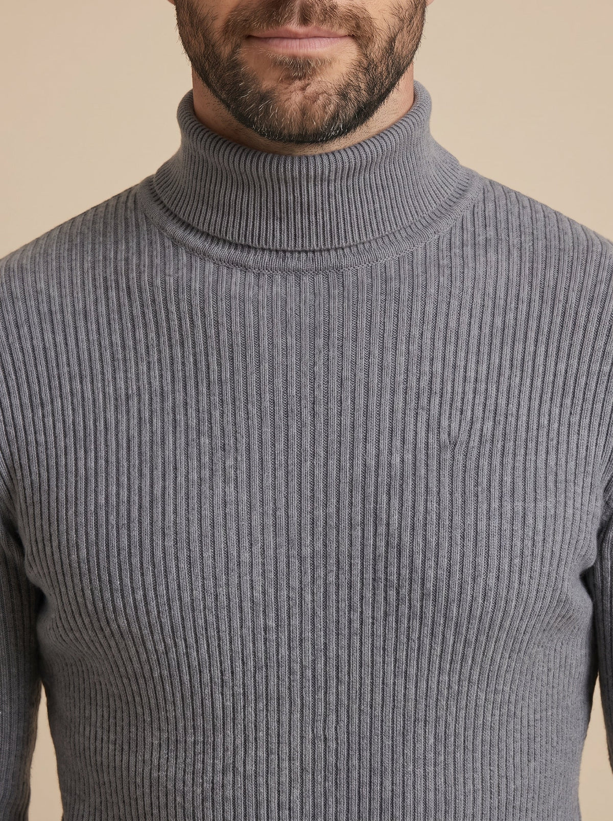 Giorgio jersey canalé de cuello alto gris, detalle del cuello y el punto