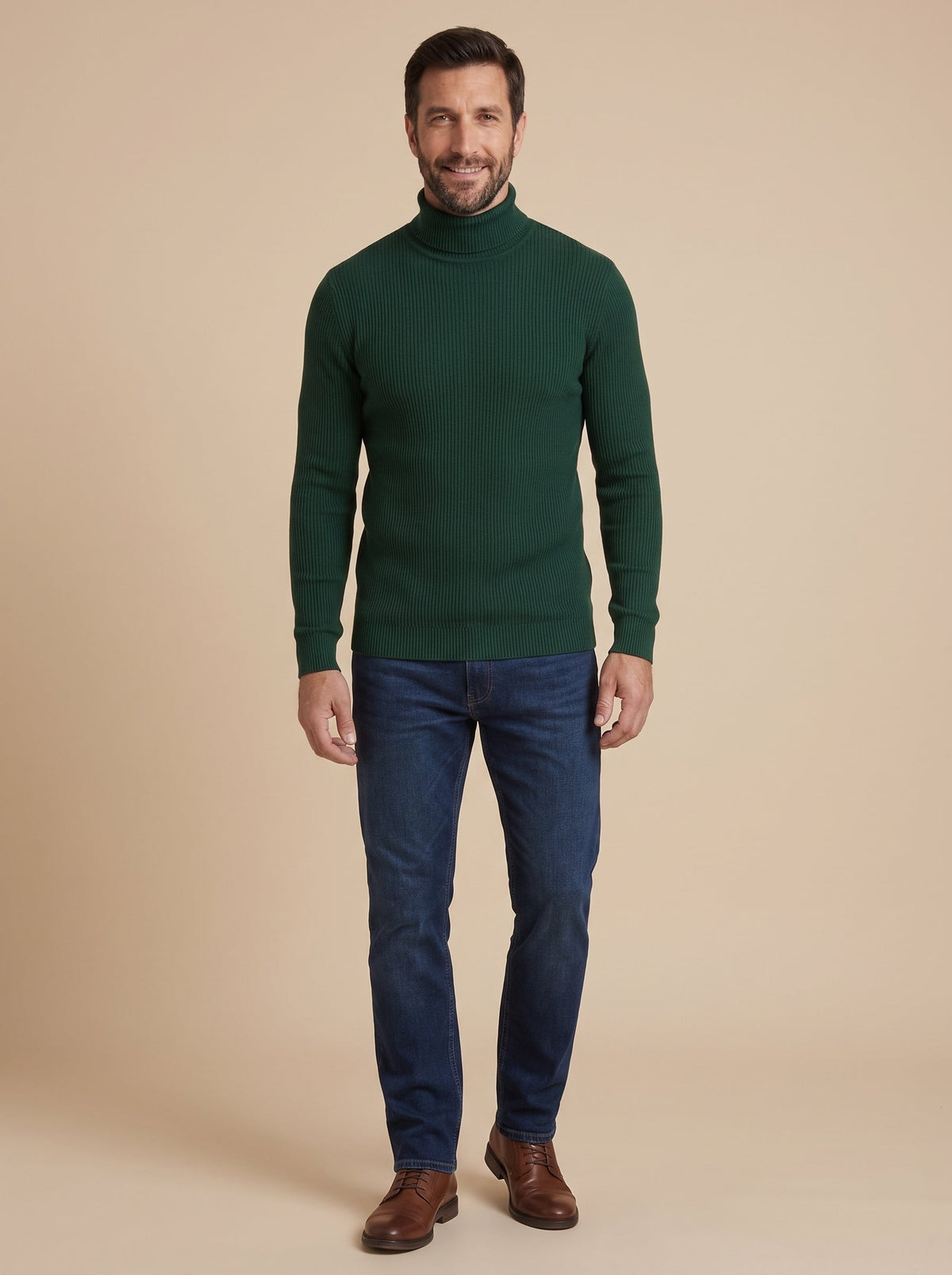 Hombre con jersey de cuello alto acanalado verde botella, cuerpo entero