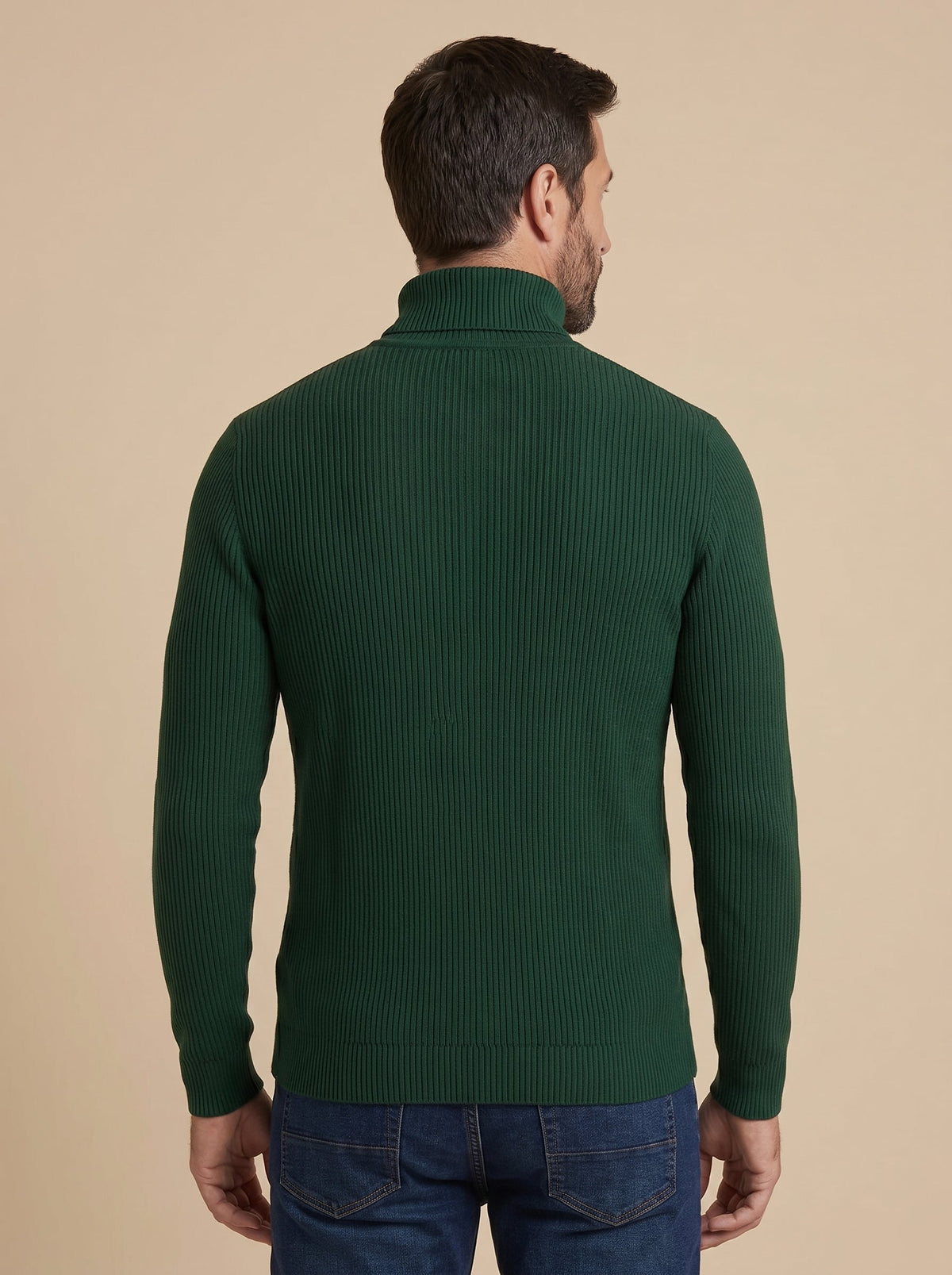 Hombre con jersey de cuello alto acanalado verde botella, vista de espaldas