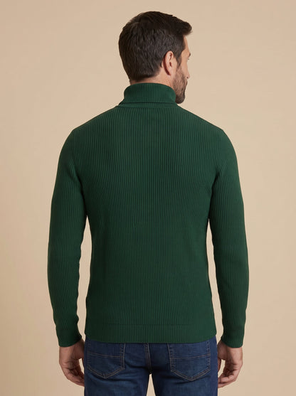 Hombre con jersey de cuello alto acanalado verde botella, vista de espaldas