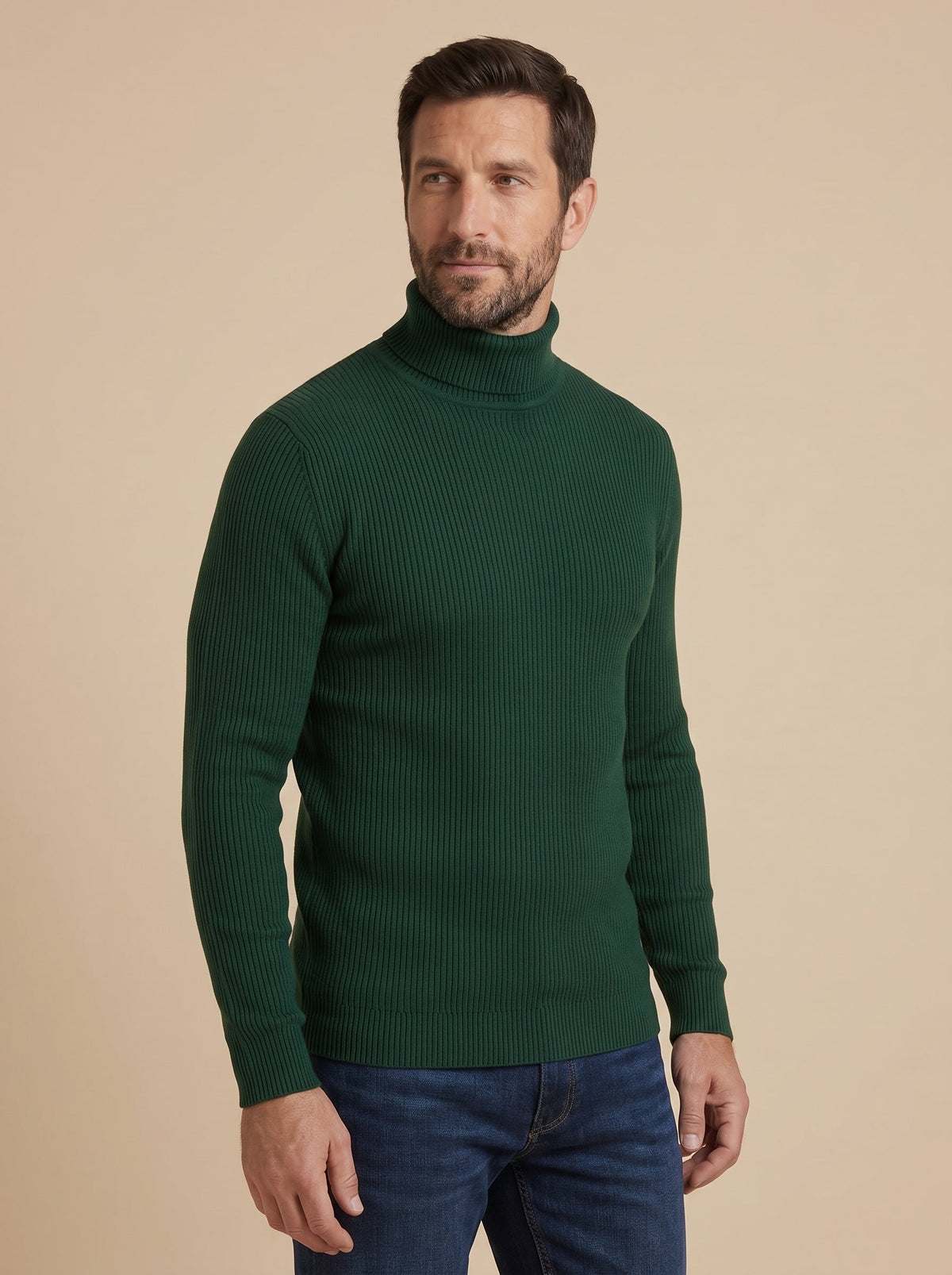 Hombre con jersey de cuello alto acanalado verde botella, vista de lado
