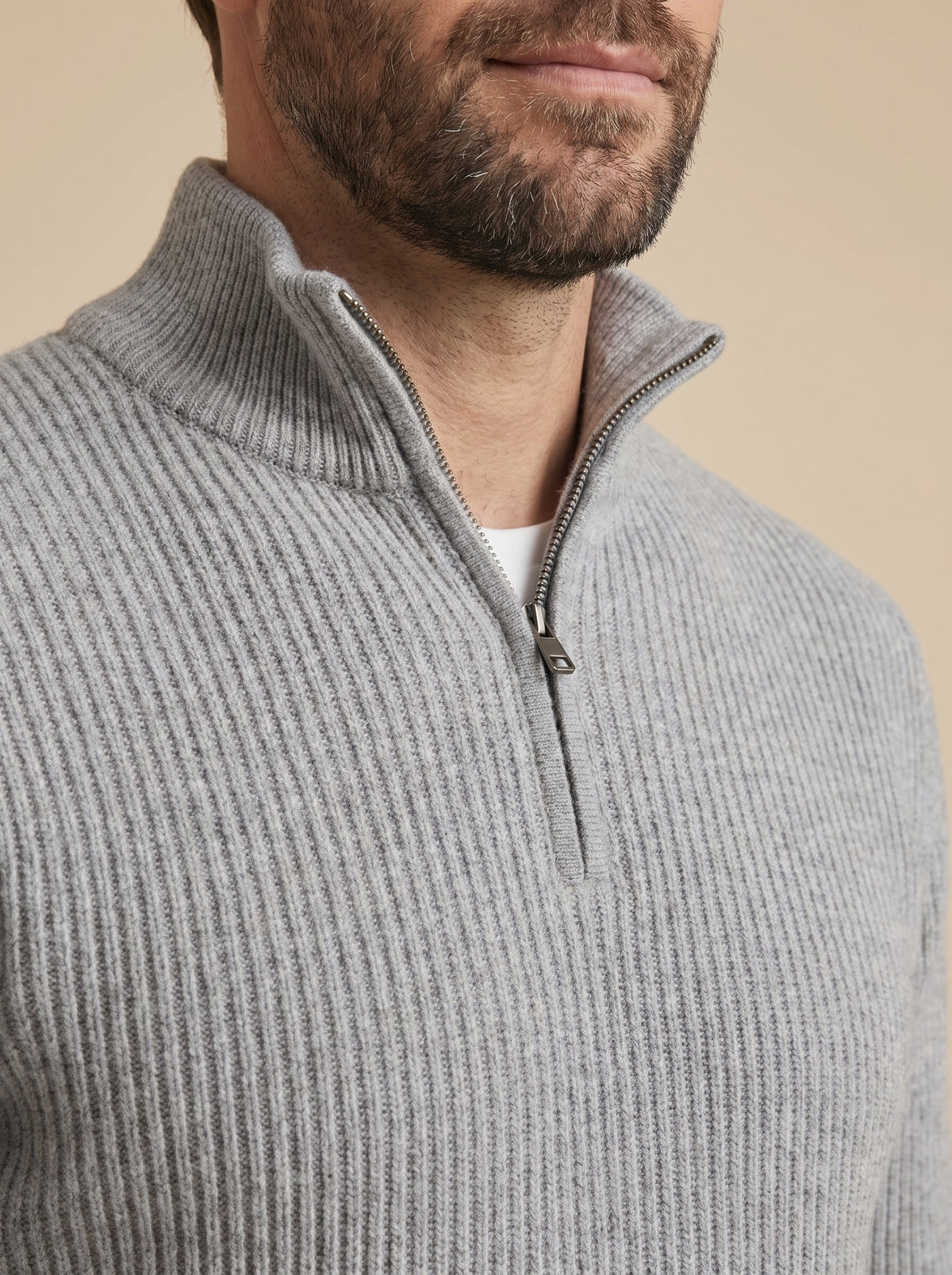 Massimo jersey canalé con media cremallera gris, detalle del cuello y la cremallera