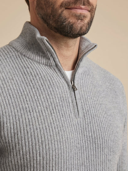 Massimo jersey canalé con media cremallera gris, detalle del cuello y la cremallera