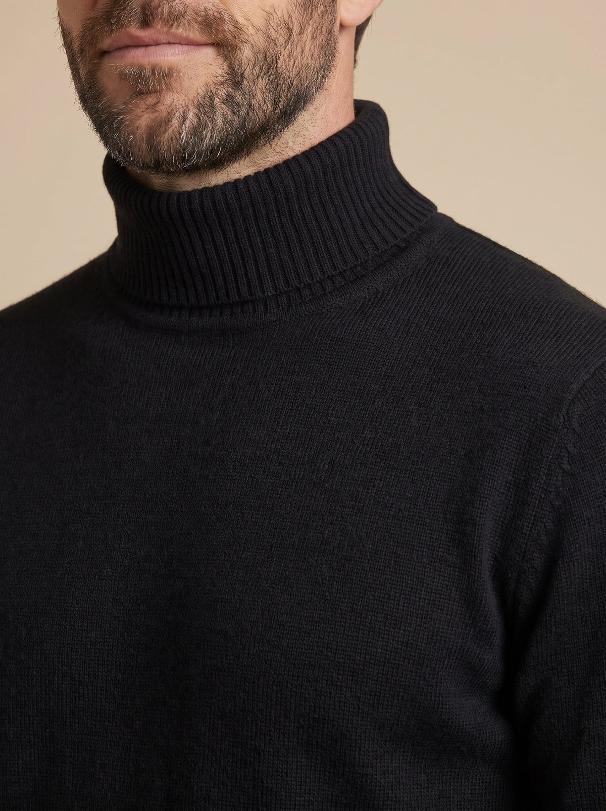 Matteo jersey de cuello alto negro, detalle del cuello y el punto